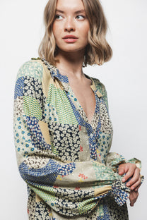 Blusa patchwork multicolor con scollo a V