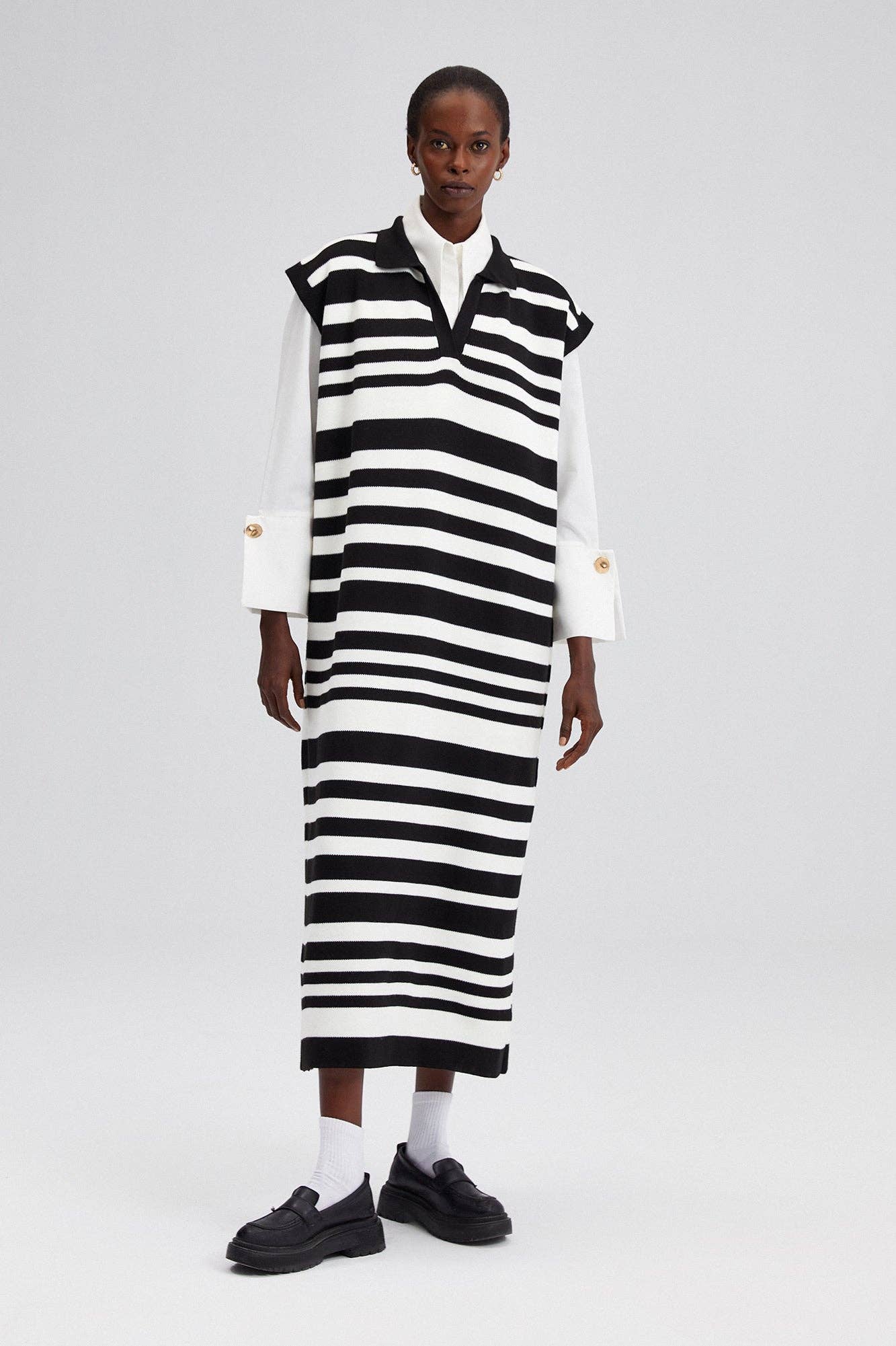Abito maxi in maglia a righe senza maniche con collo alto