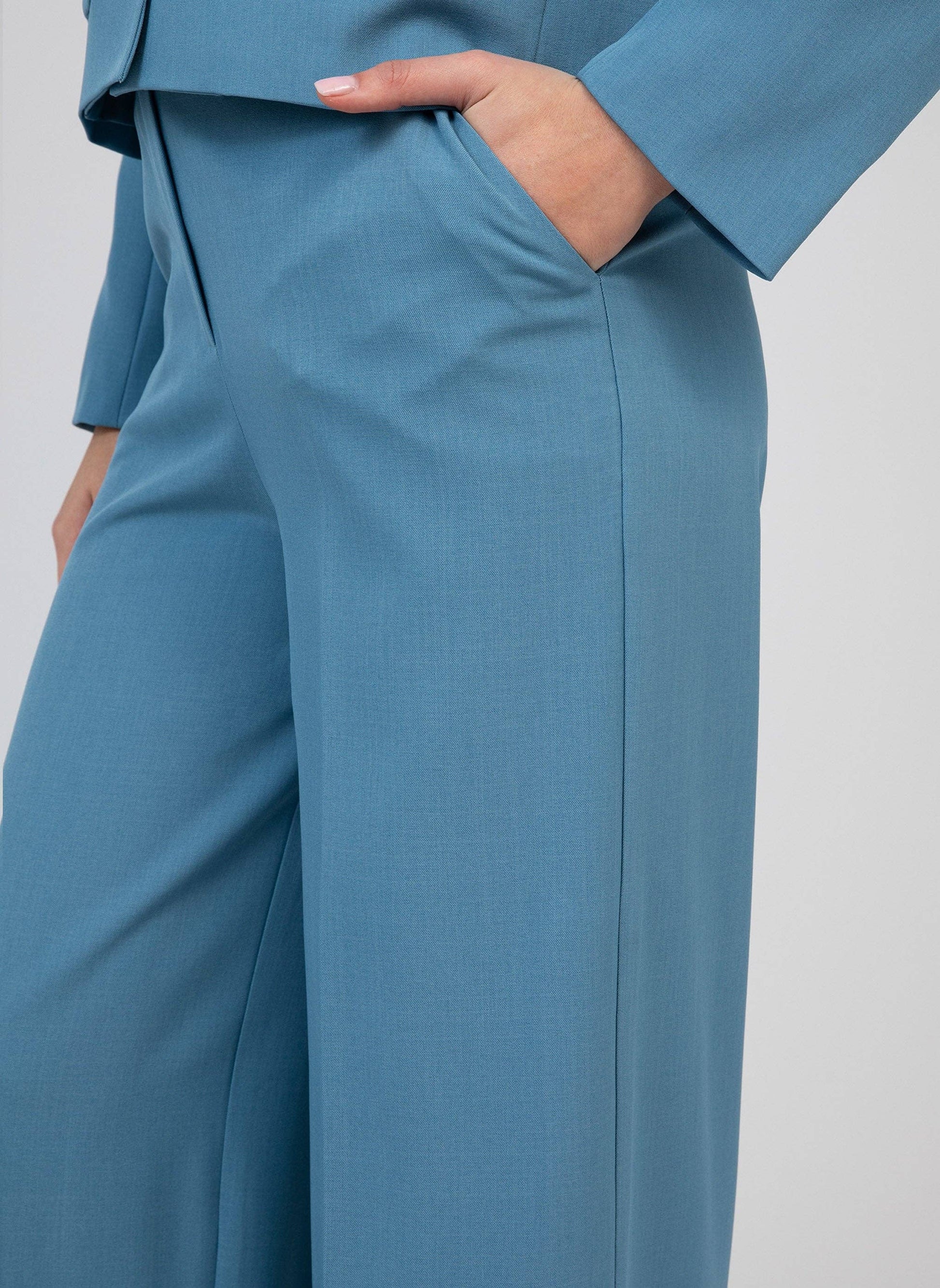 Pantaloni a vita alta svasati in tessuto morbido color sky