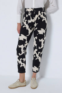 Pantaloni in gabardina con stampa geometrica