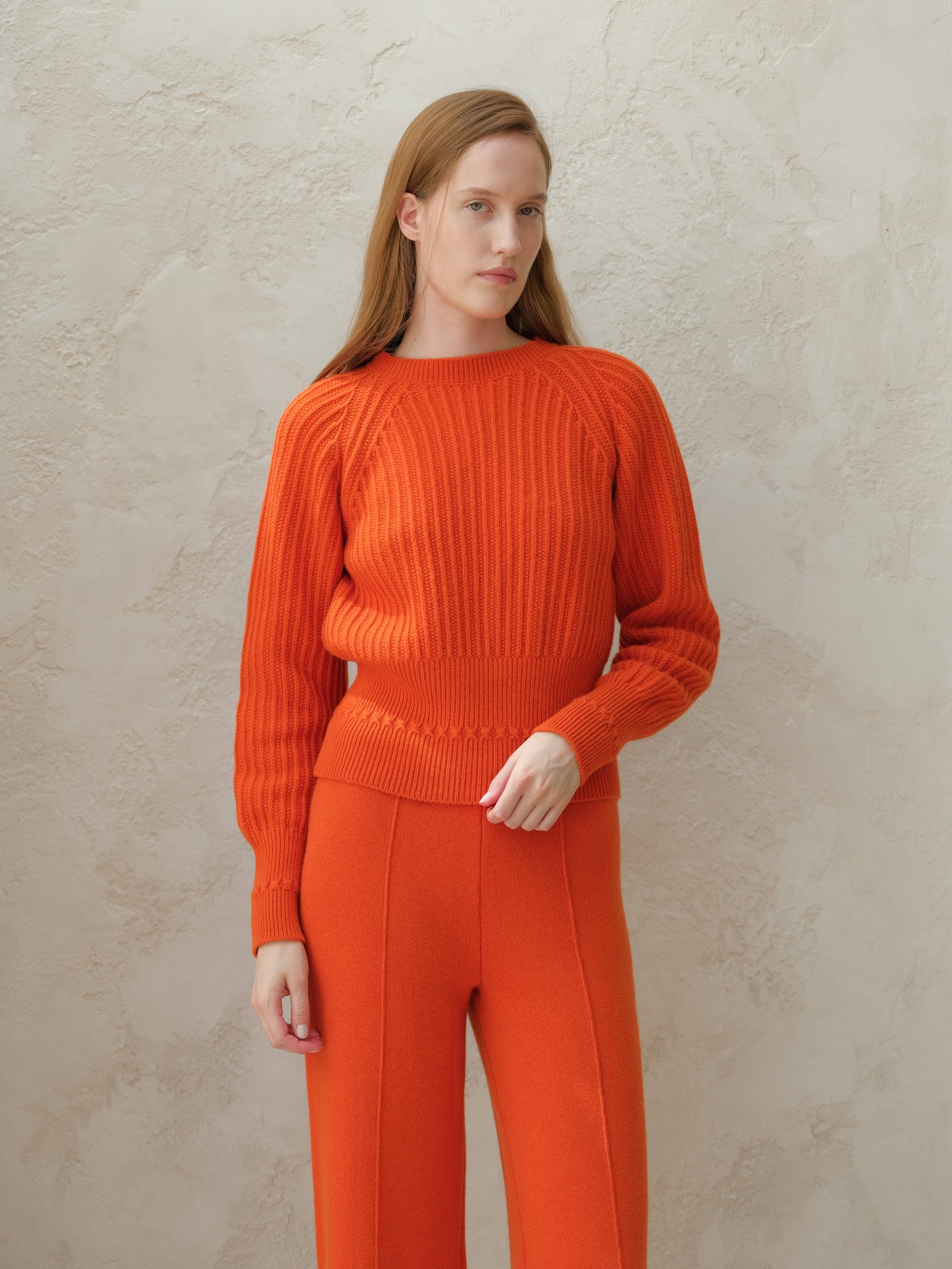 Maglione corto girocollo in misto cashmere con maniche raglan