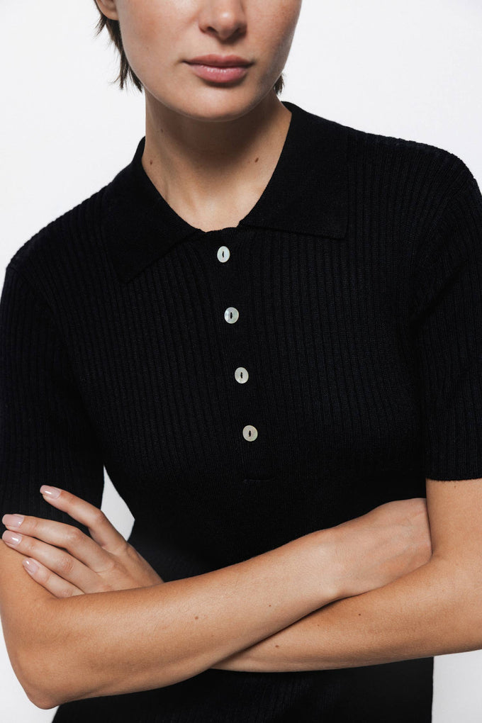 Abito in maglia a coste con colletto polo
