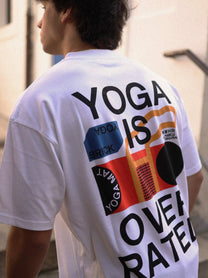 T-shirt oversize “Yoga is Overrated” in cotone biologico