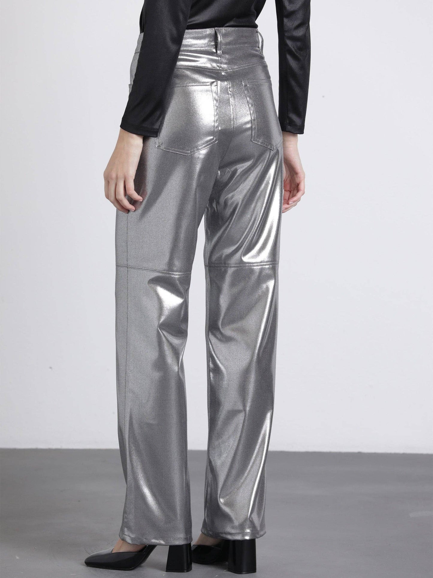 Pantaloni metallizzati argento a vita alta