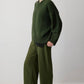 Maglione basic in maglia verde con colletto a contrasto