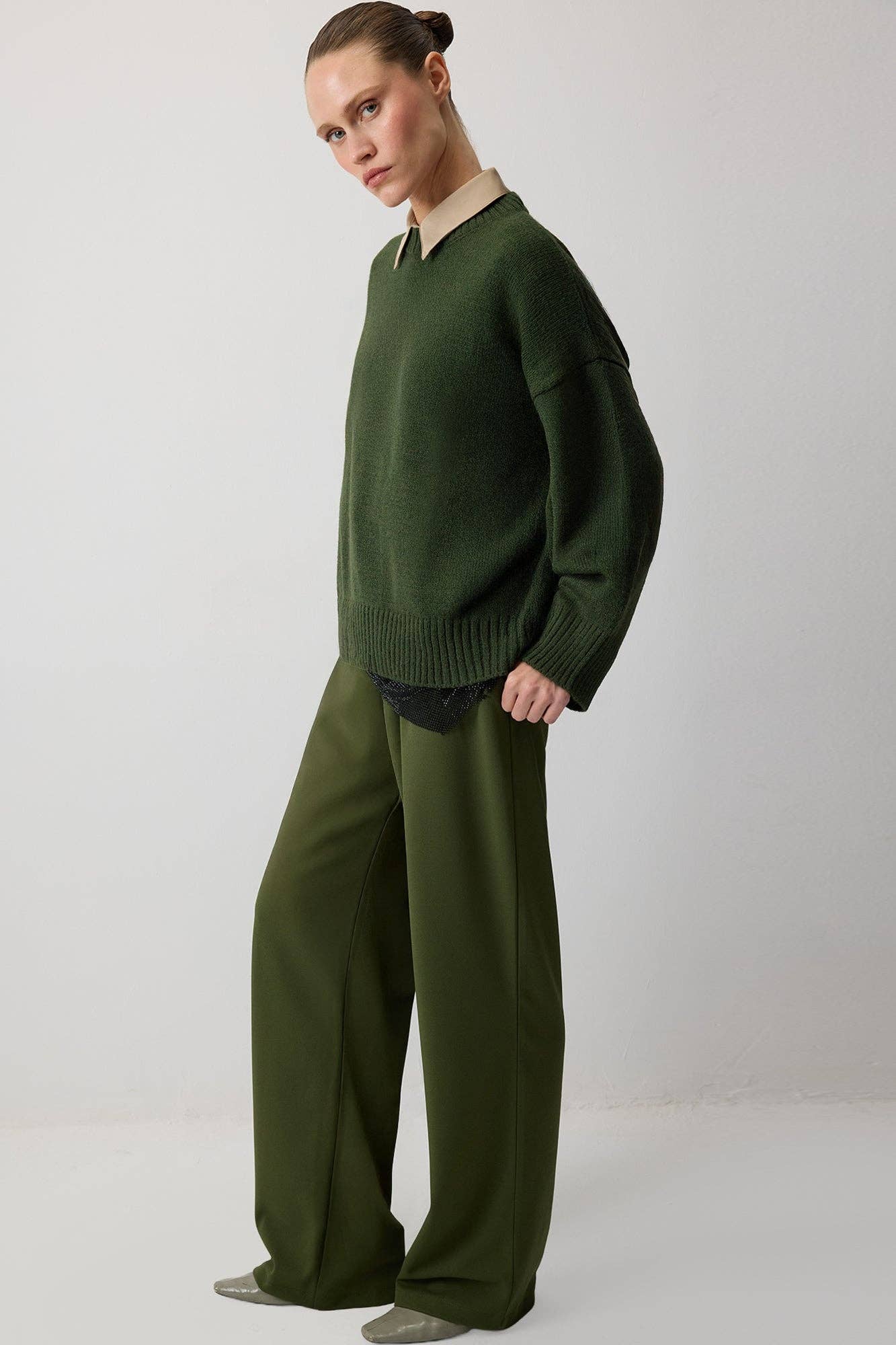 Maglione basic in maglia verde con colletto a contrasto