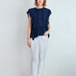 Blusa fluida con volant e schiena a V