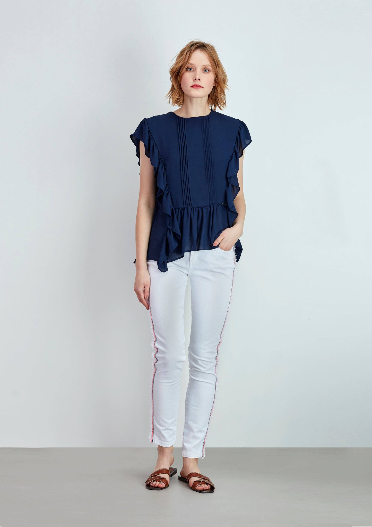 Blusa fluida con volant e schiena a V