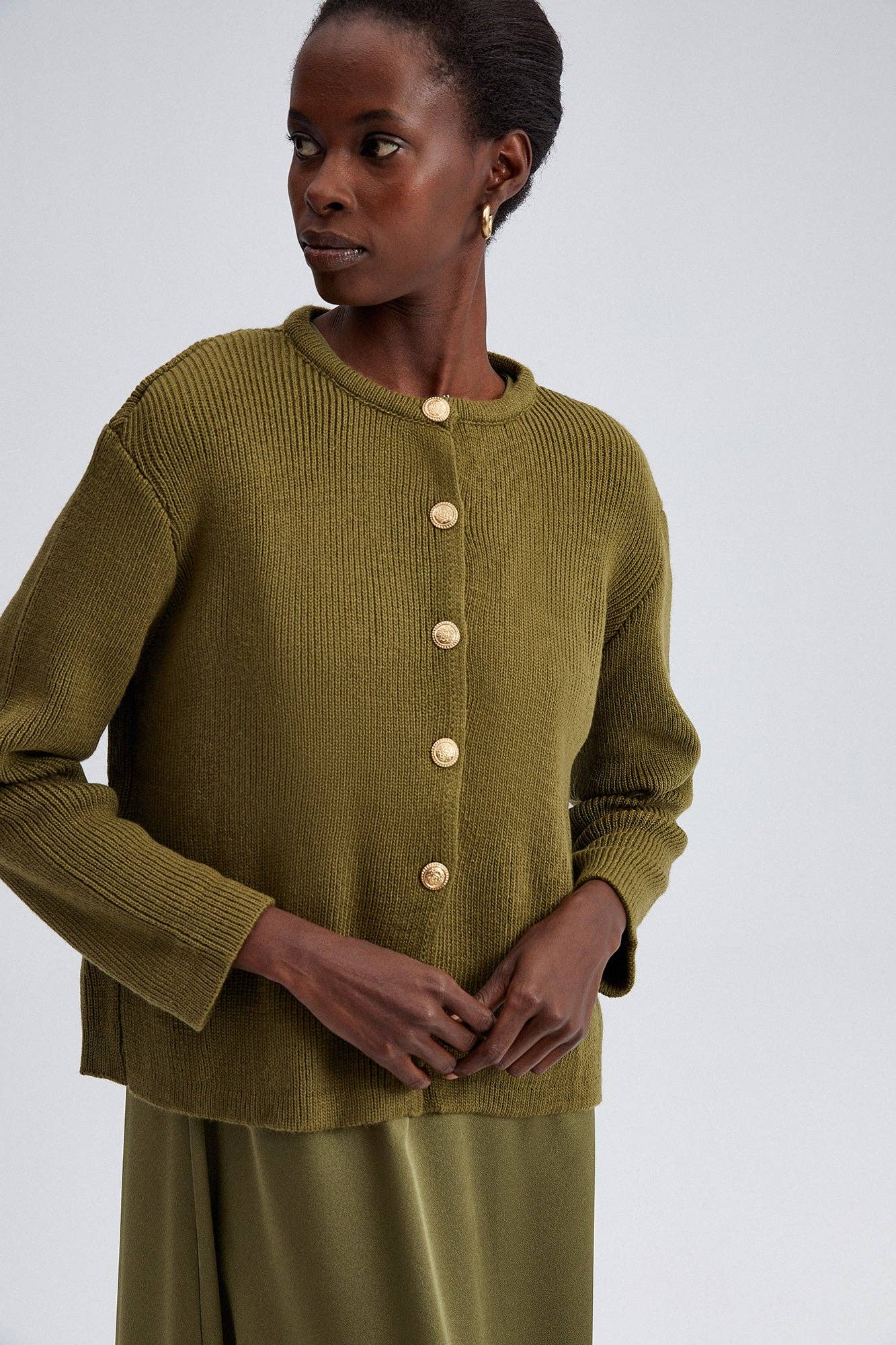 Cardigan in maglia kaki con bottoni dorati