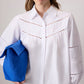 Camicia bianca con ricamo sangallo e maniche a sbuffo