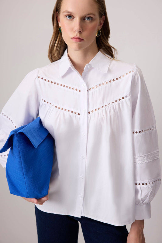 Camicia bianca con ricamo sangallo e maniche a sbuffo