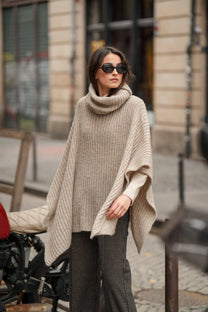 Poncho in maglia con collo alto