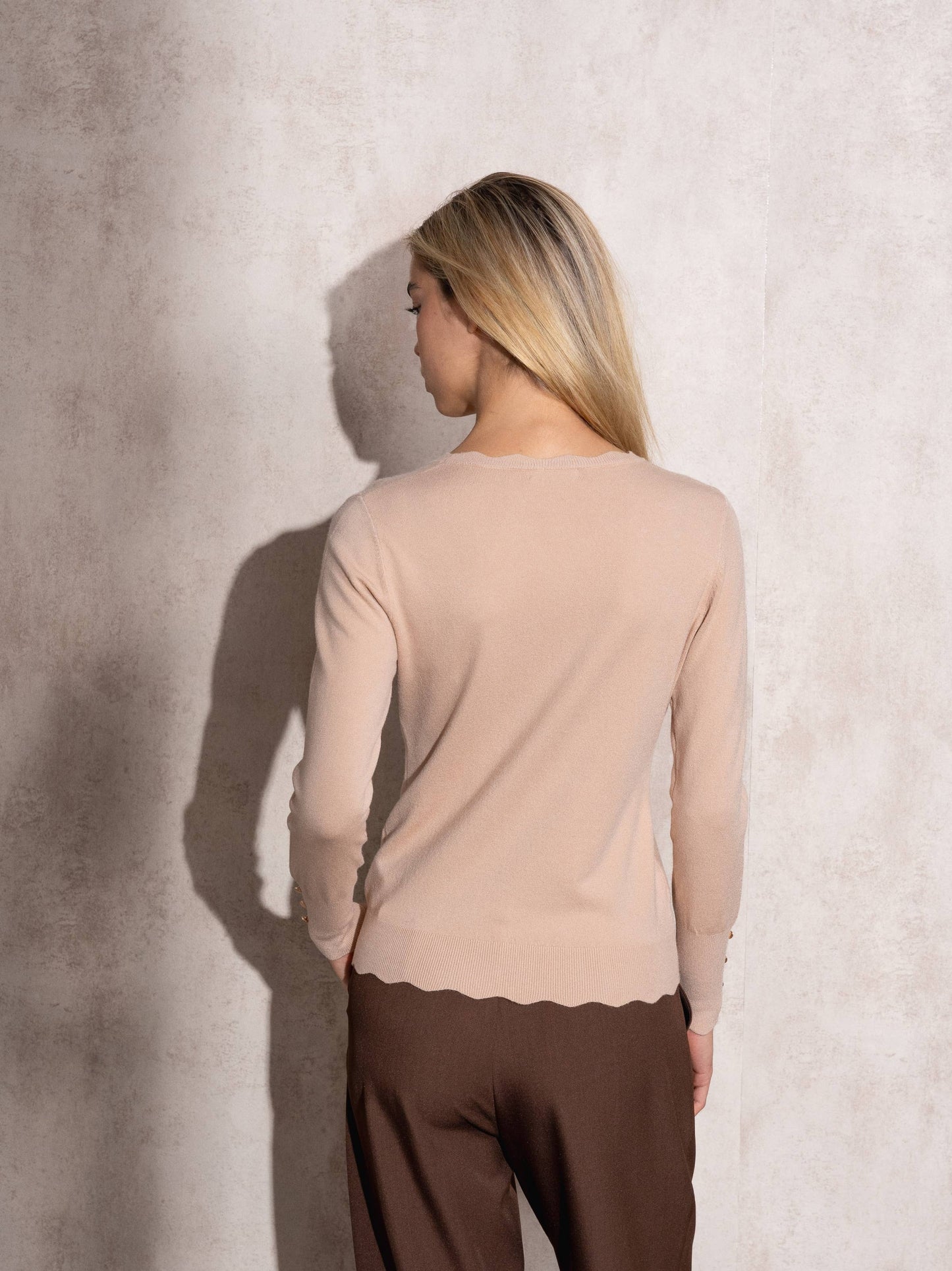 Maglia in maglia girocollo con bottoni dorati