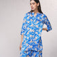 Blusa lunga in satin stampato blu