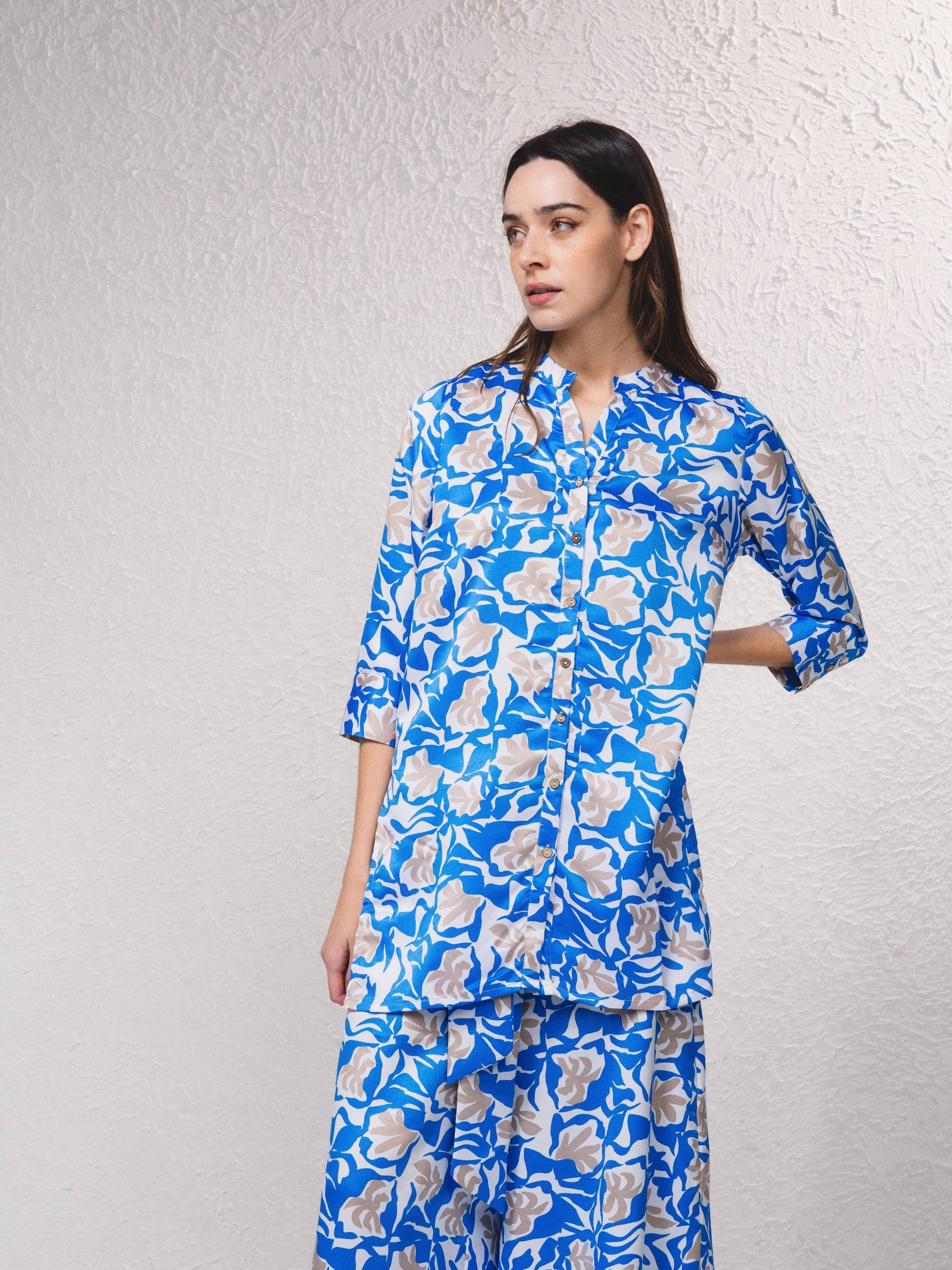 Blusa lunga in satin stampato blu