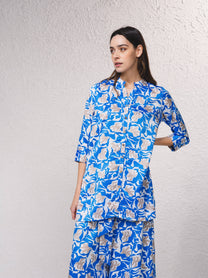 Blusa lunga in satin stampato blu