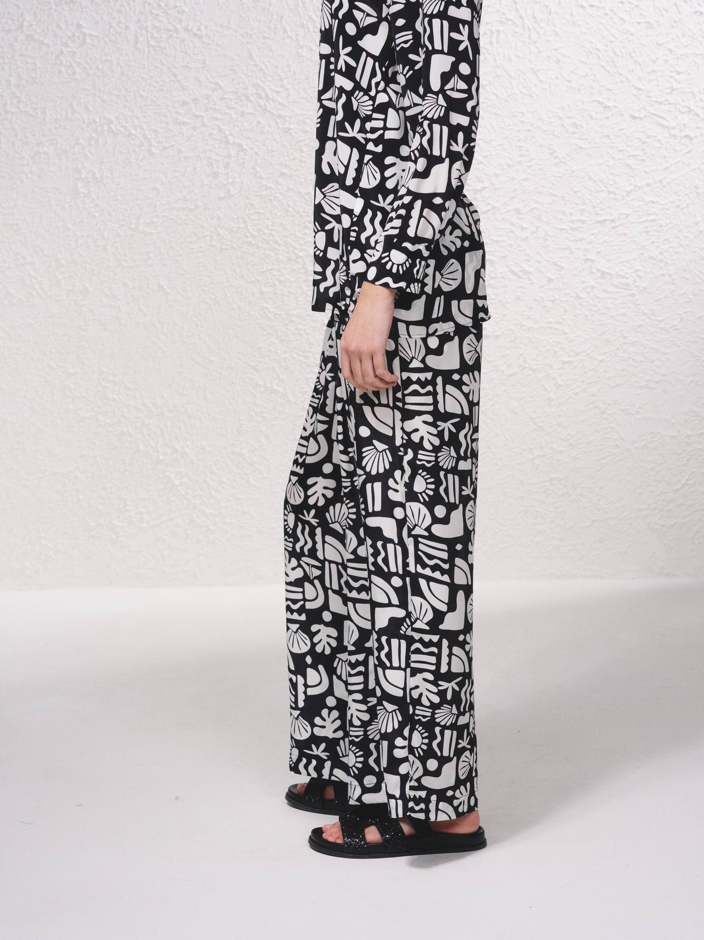 Pantaloni satinati a vita alta con stampa