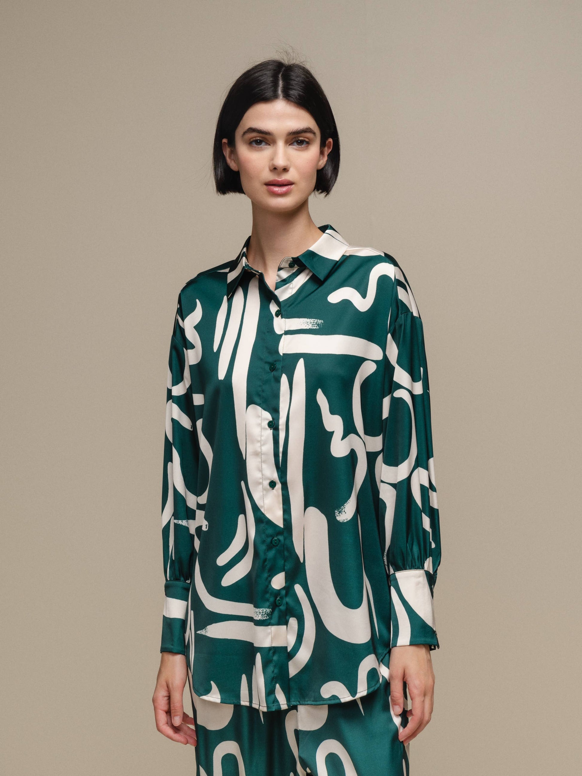 Camicia donna satinata fantasia astratta verde
