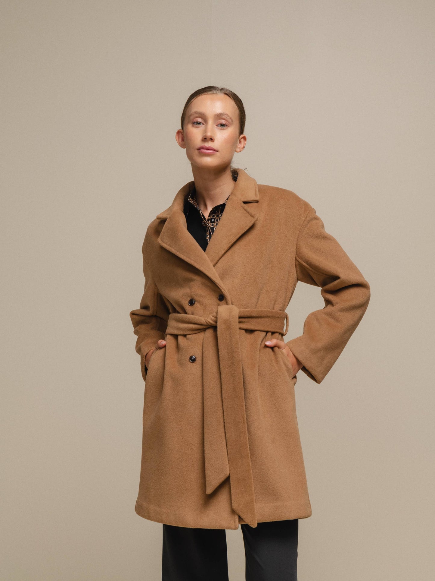 Cappotto doppiopetto con cintura da donna
