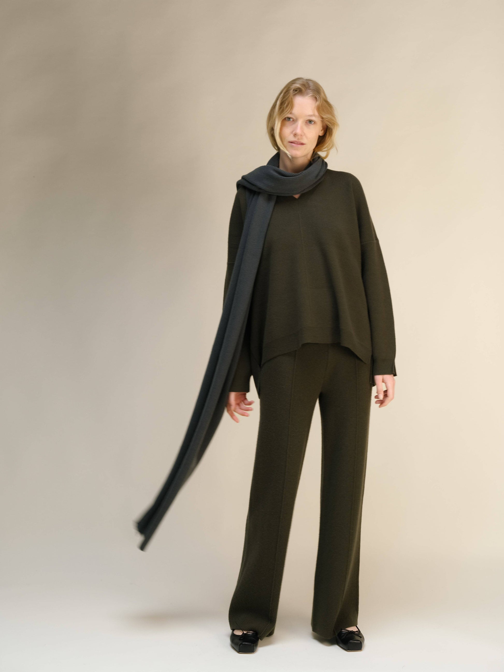 Pantaloni a gamba larga in misto cashmere tinta unita