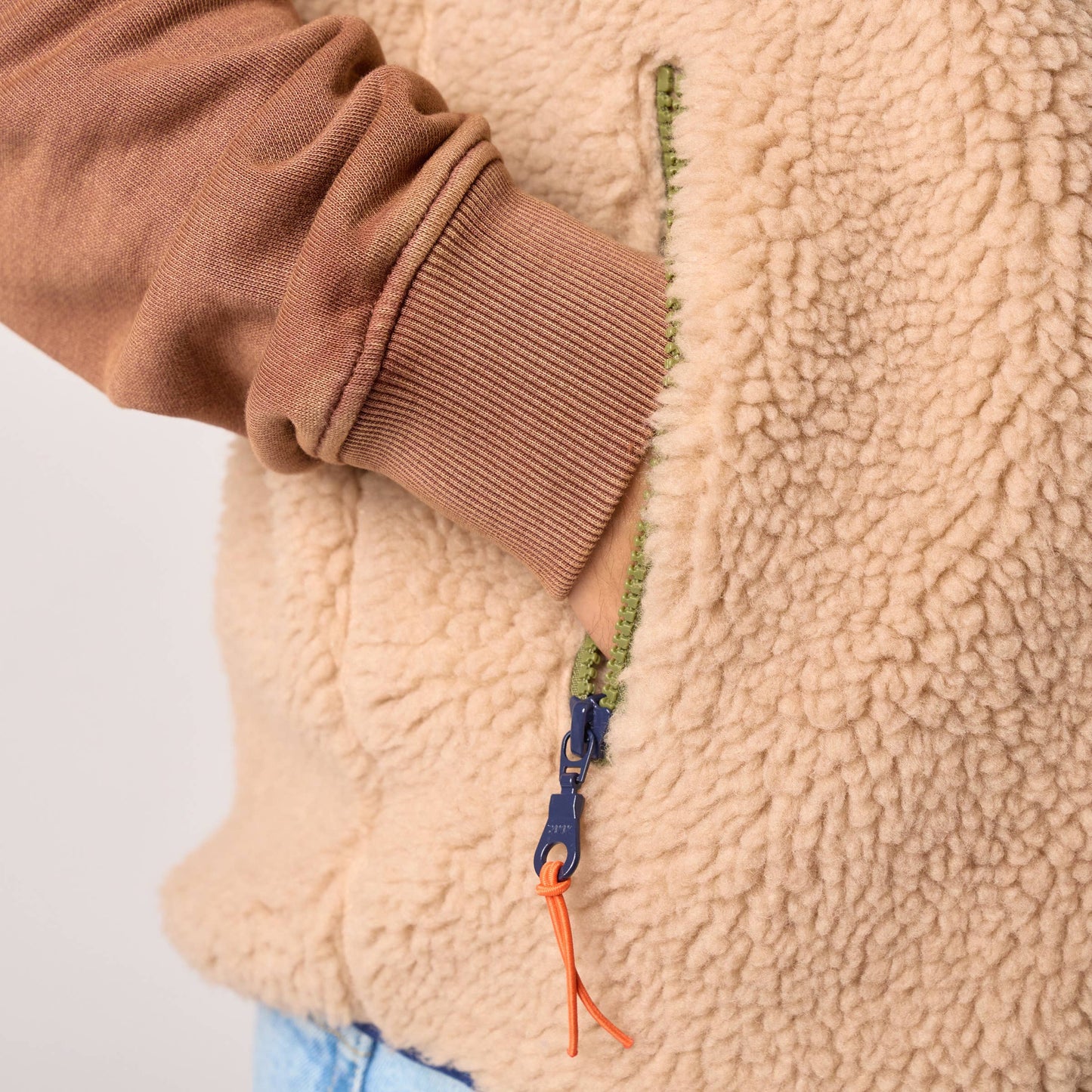 Gilet sherpa unisex con zip senza maniche color naturale