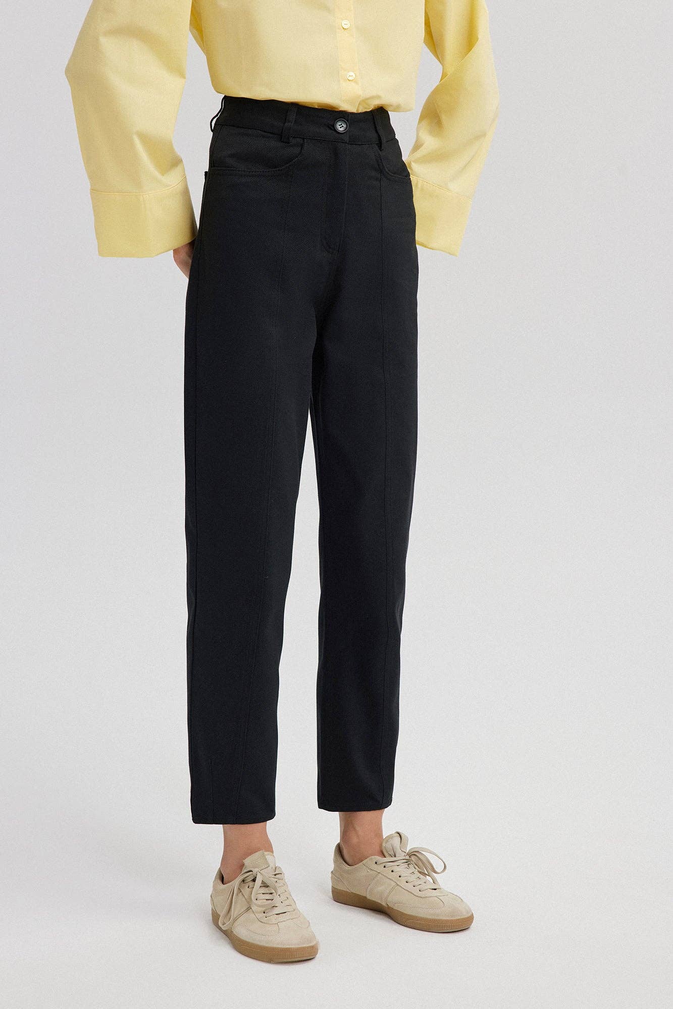 Pantaloni neri in cotone con impunture frontali