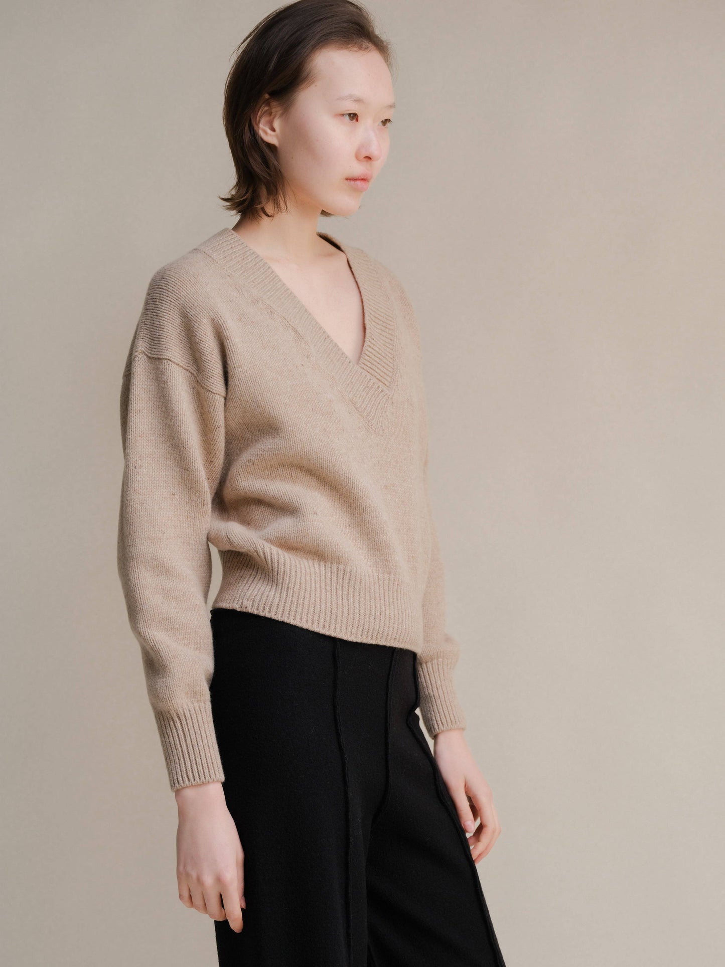 Maglione corto tweed con doppio scollo a V