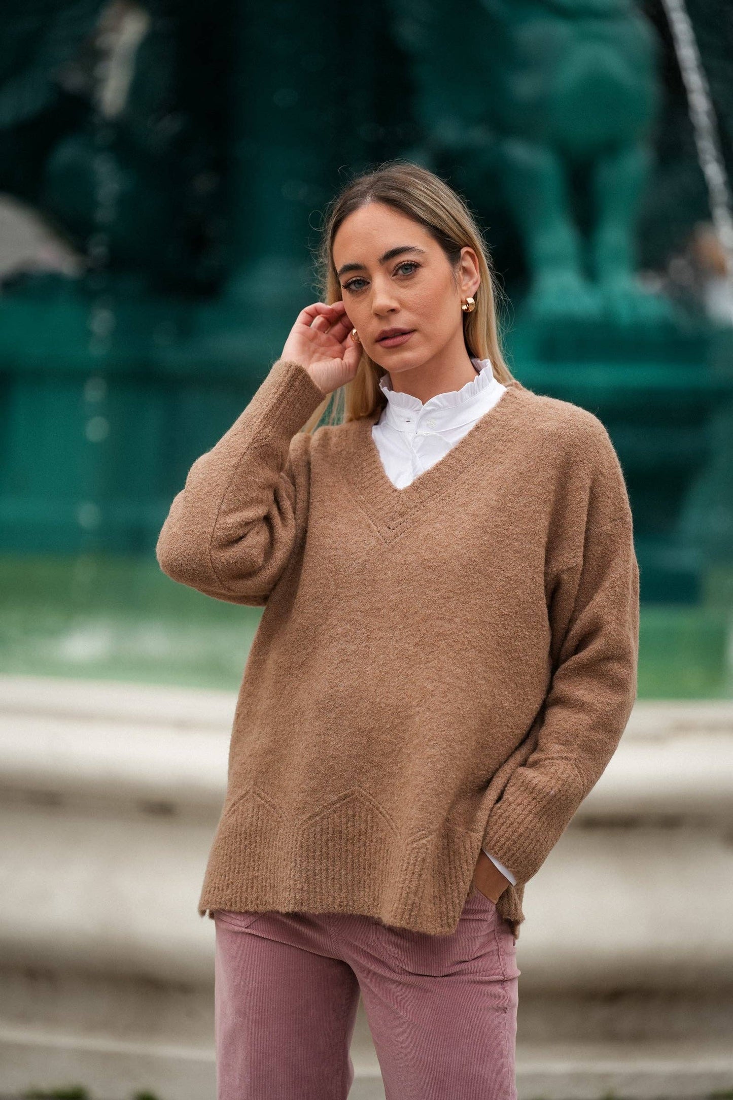 Maglione cammello morbido con scollo a V