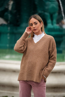 Maglione cammello morbido con scollo a V
