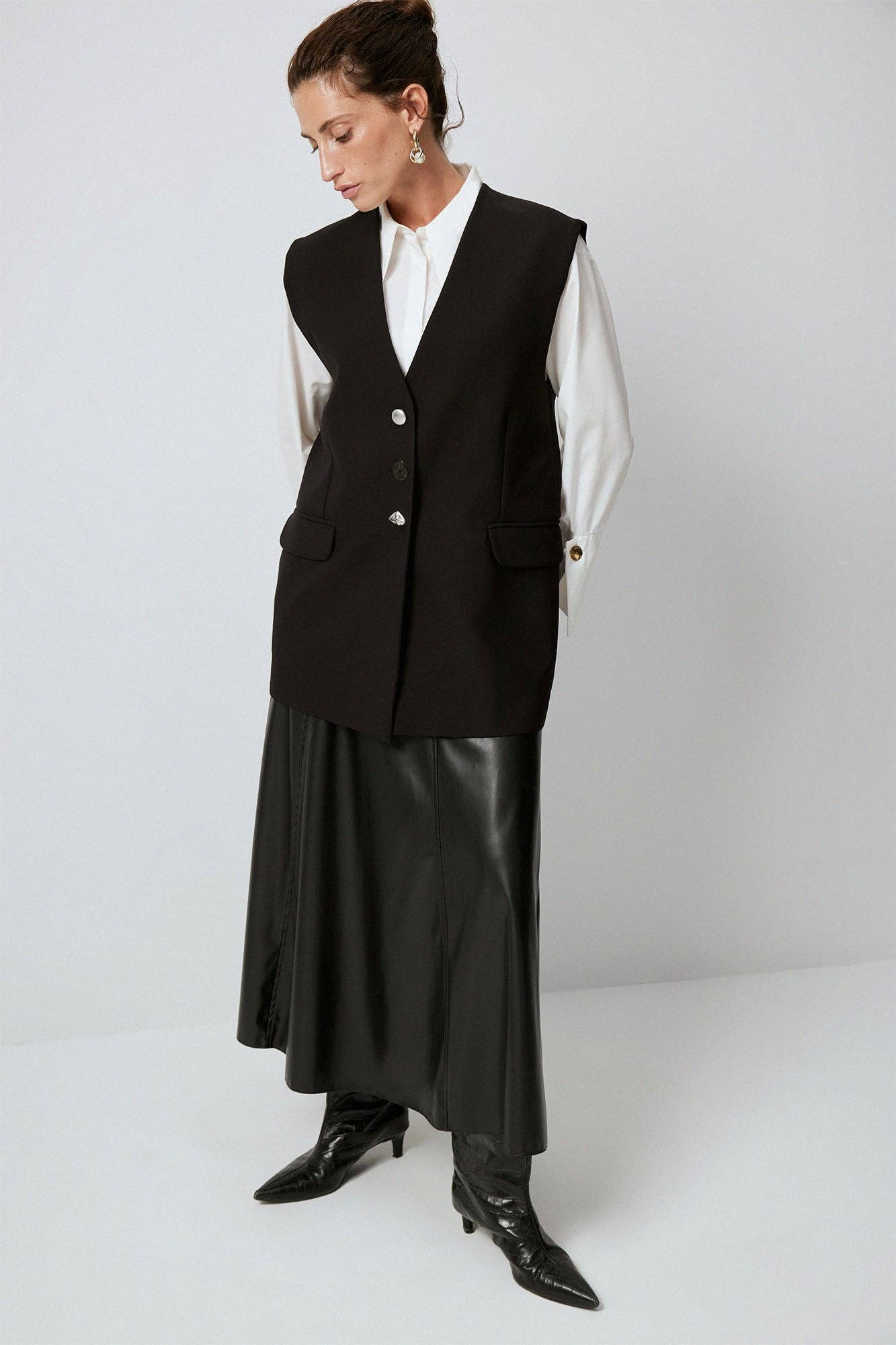 Gilet in crêpe nero con bottoni