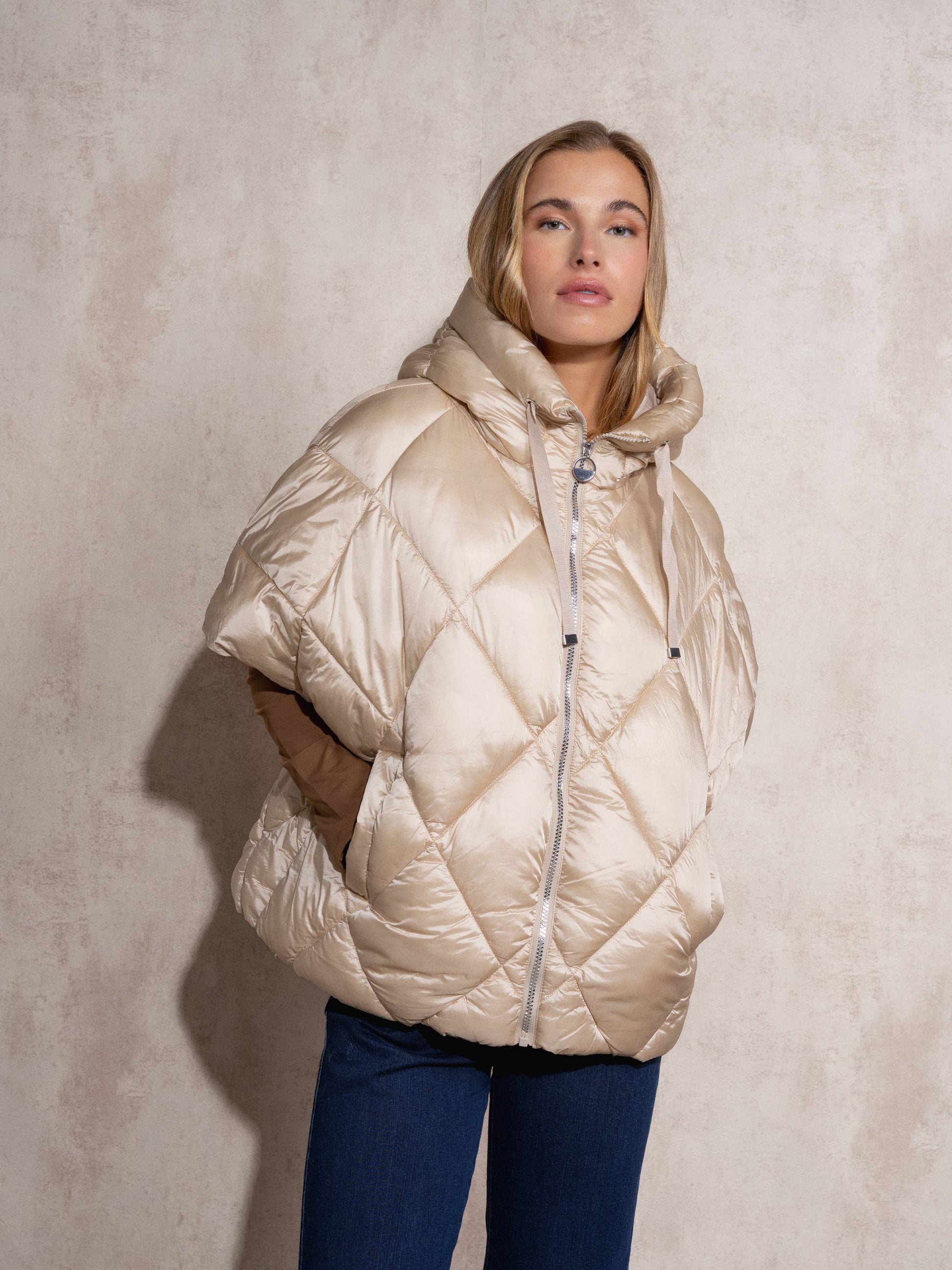 Cappa imbottita oversize con cappuccio e zip