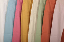 Pantaloni in twill con spille decorative