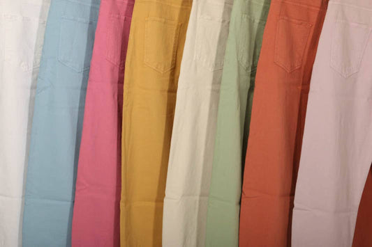 Pantaloni in twill con spille decorative