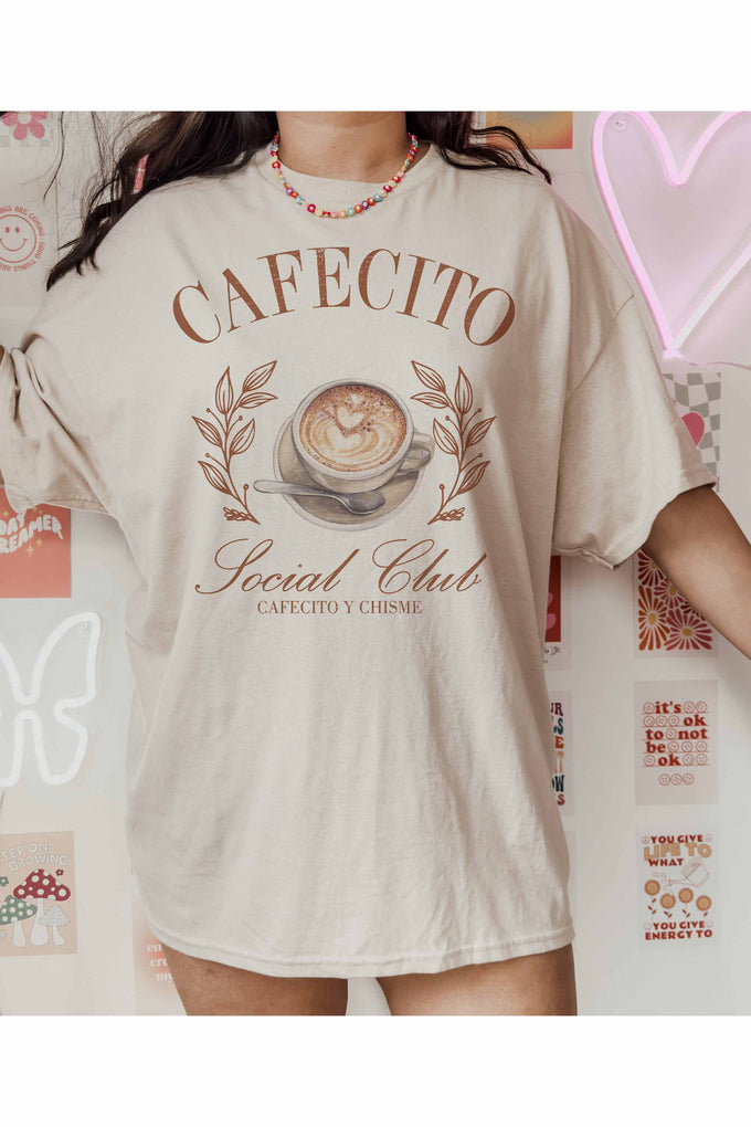 T-shirt Oversize Grafica “Cafecito Social Club” in Cotone