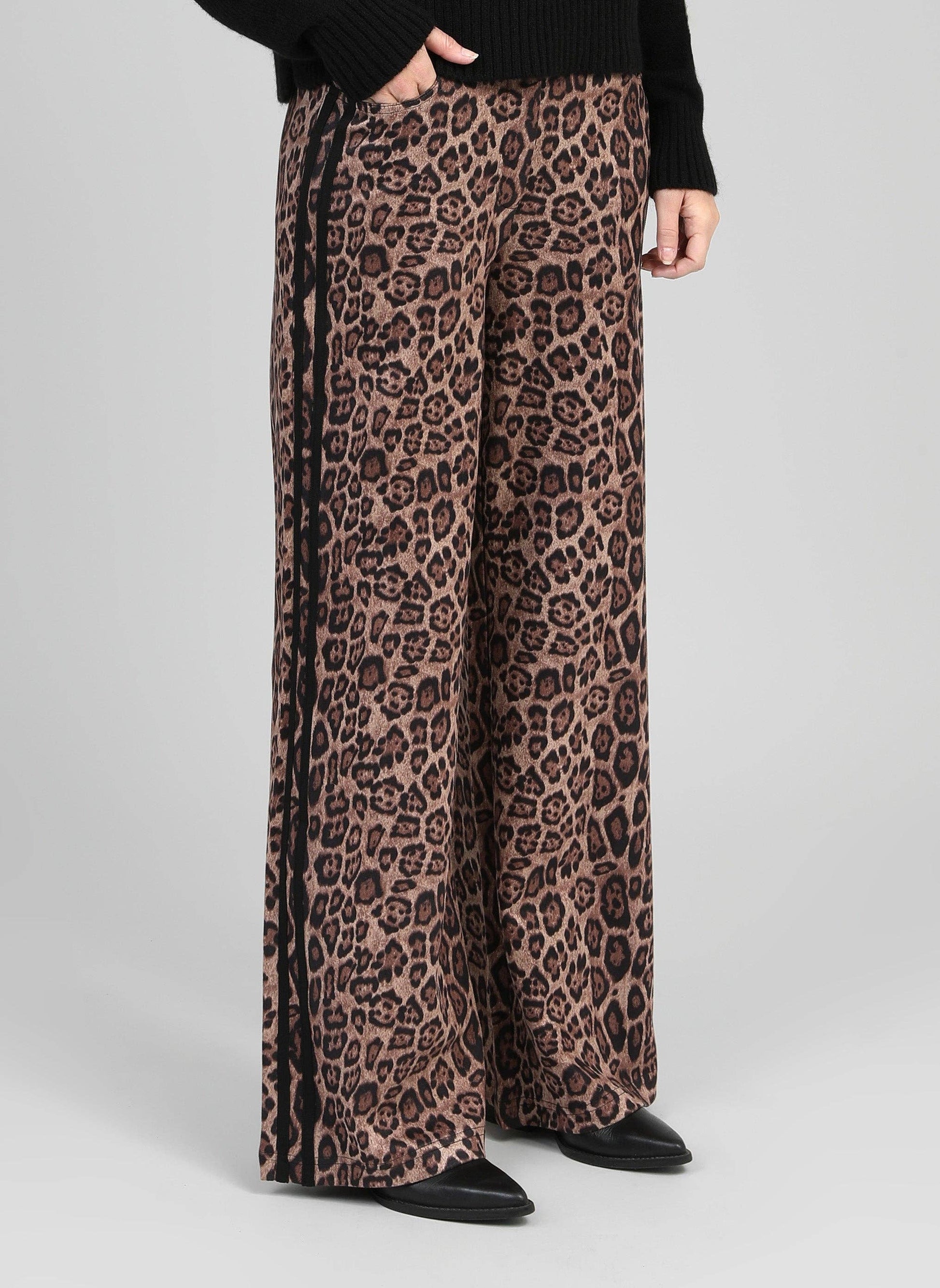 Pantaloni a zampa animalier vita alta