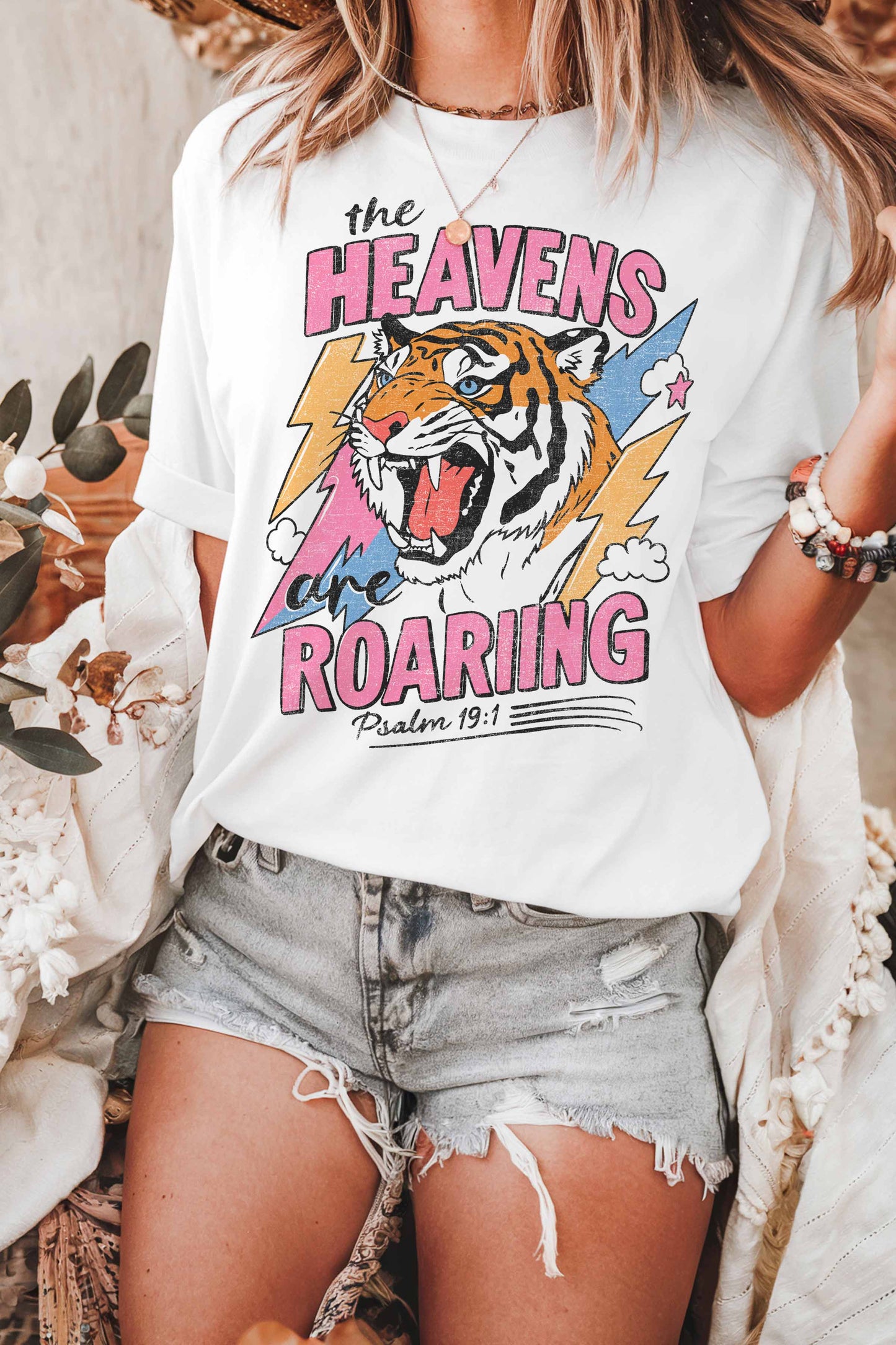 T-shirt oversize grafica “Heavens Are Roaring”