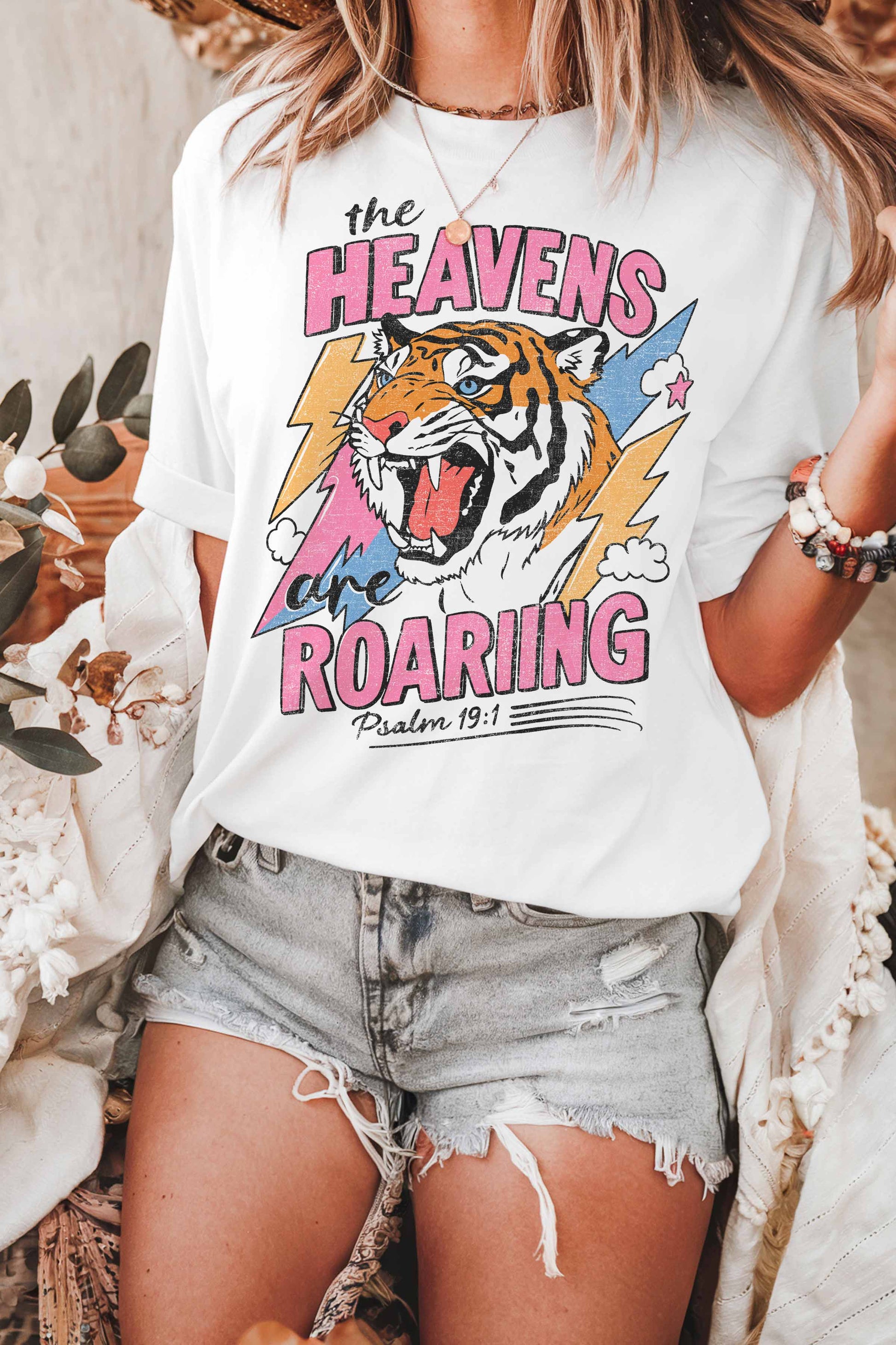 T-shirt oversize grafica “Heavens Are Roaring”