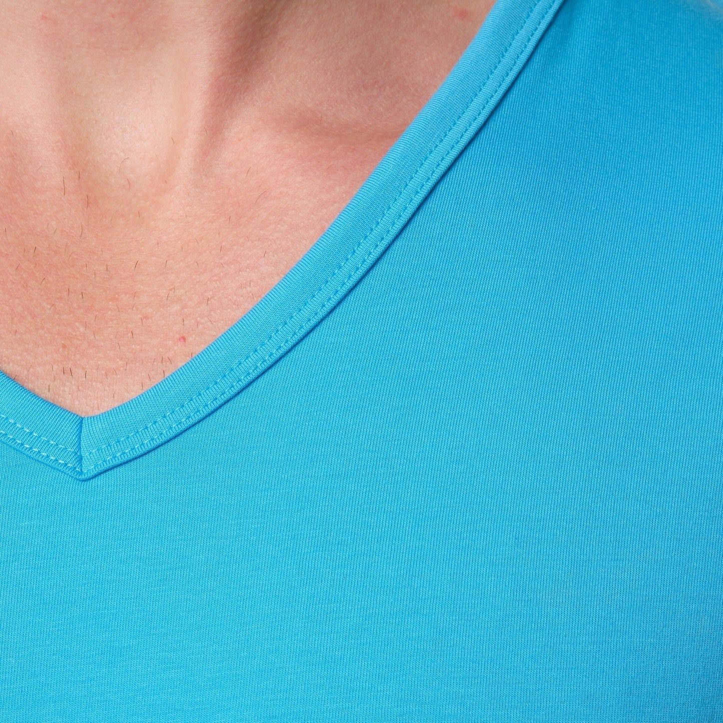 T-shirt uomo turchese con scollo a V