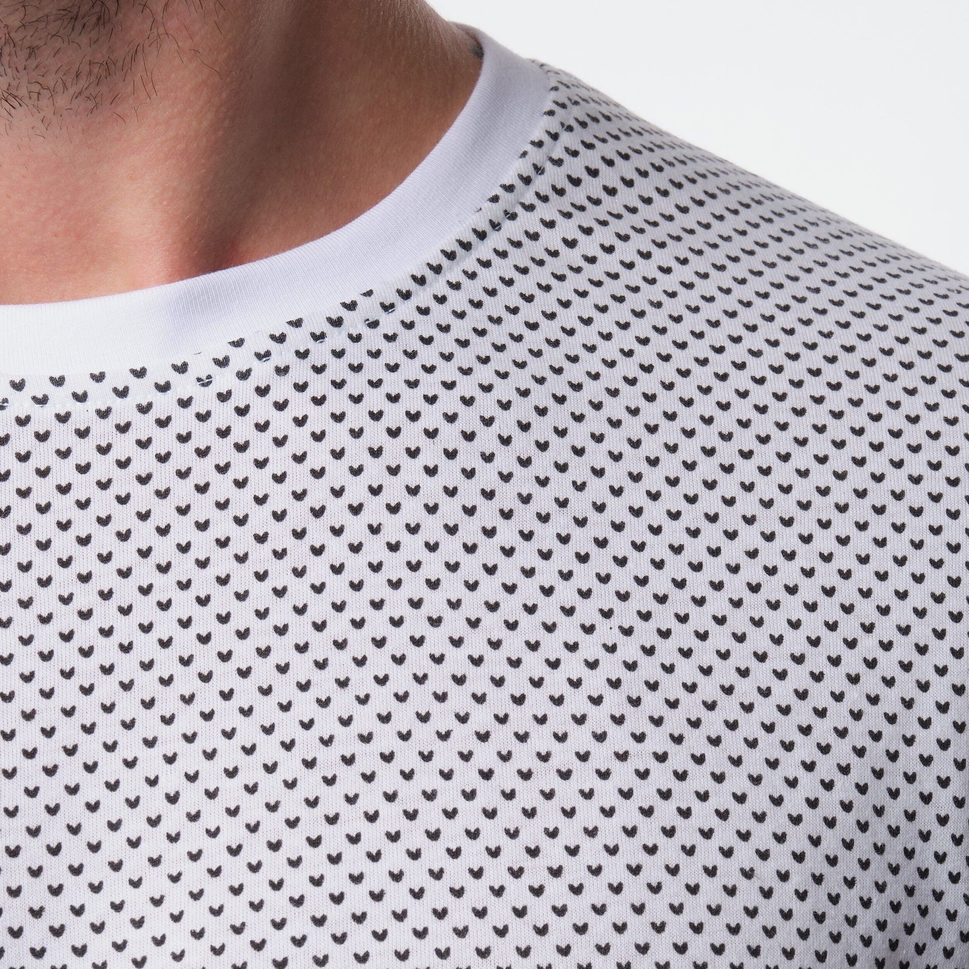 T-shirt uomo bianca con micro stampa a cuori