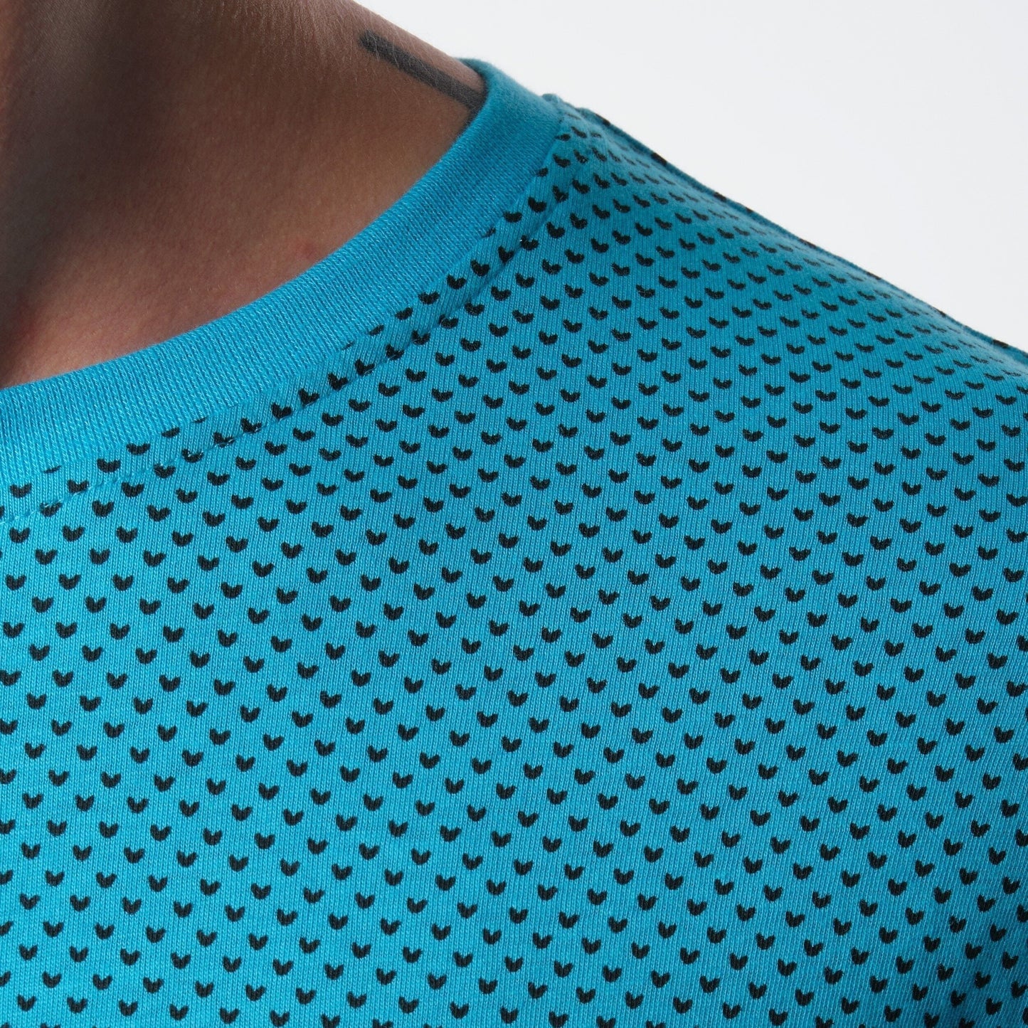T-shirt uomo turchese con micro fantasia a cuori
