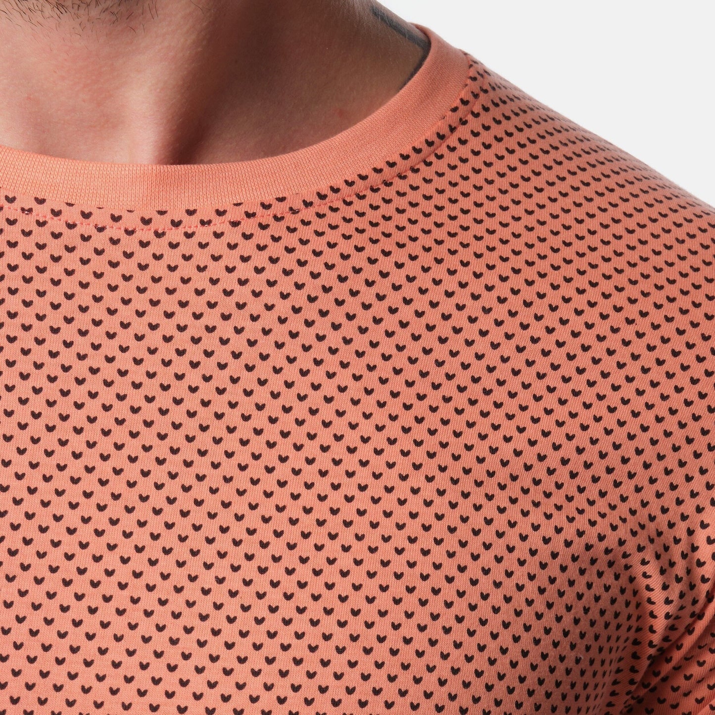 T-shirt uomo corallo con micro stampa cuori in cotone