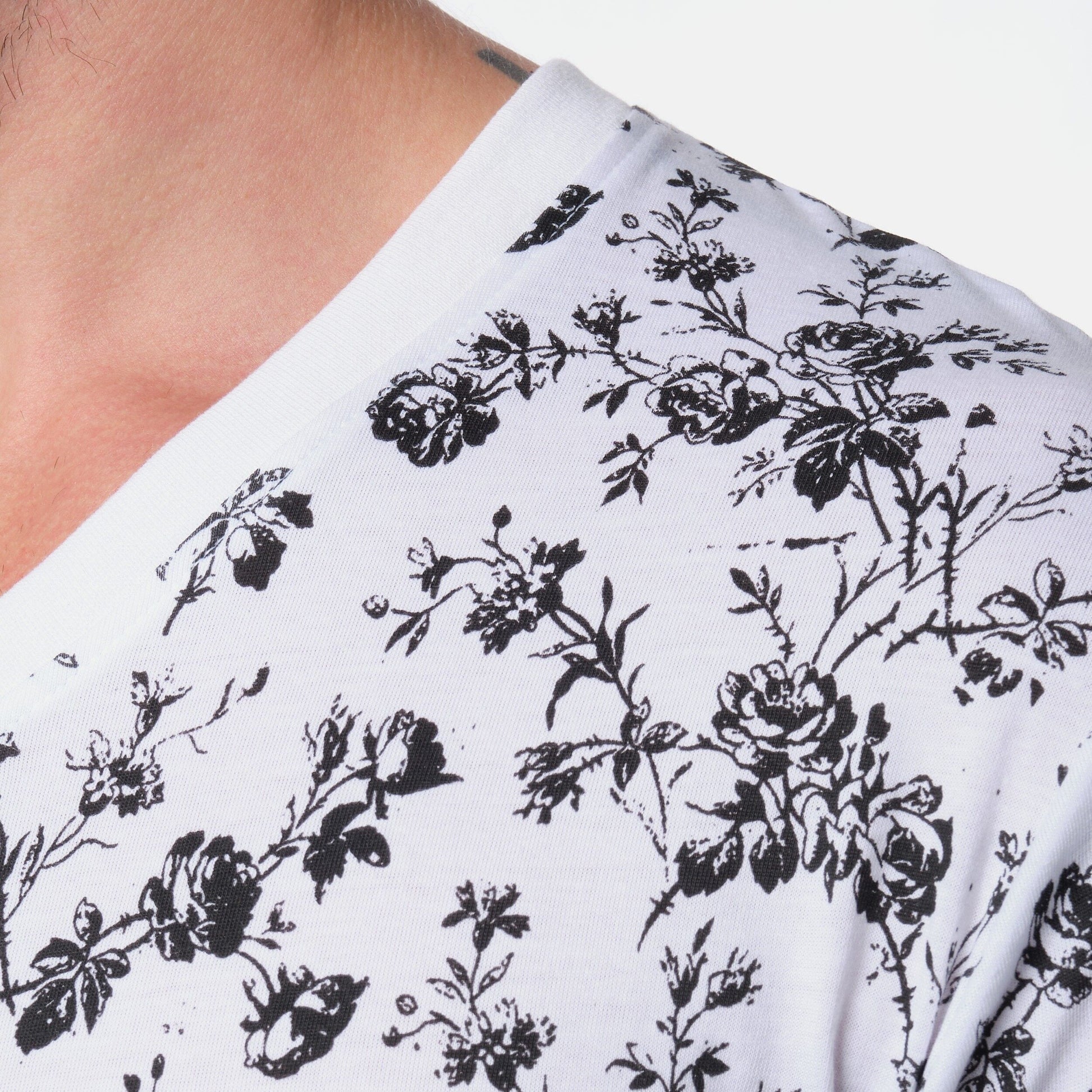 T-shirt uomo bianca con stampa floreale e scollo a V