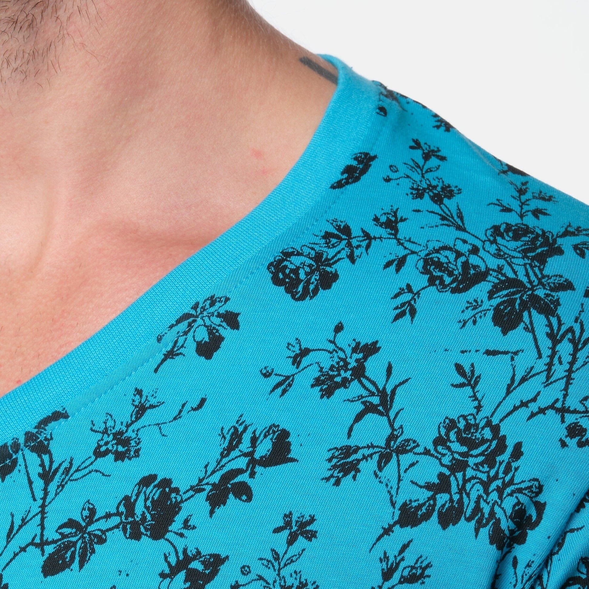 T-shirt uomo turchese con stampa floreale e scollo a V
