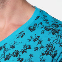 T-shirt uomo turchese con stampa floreale e scollo a V