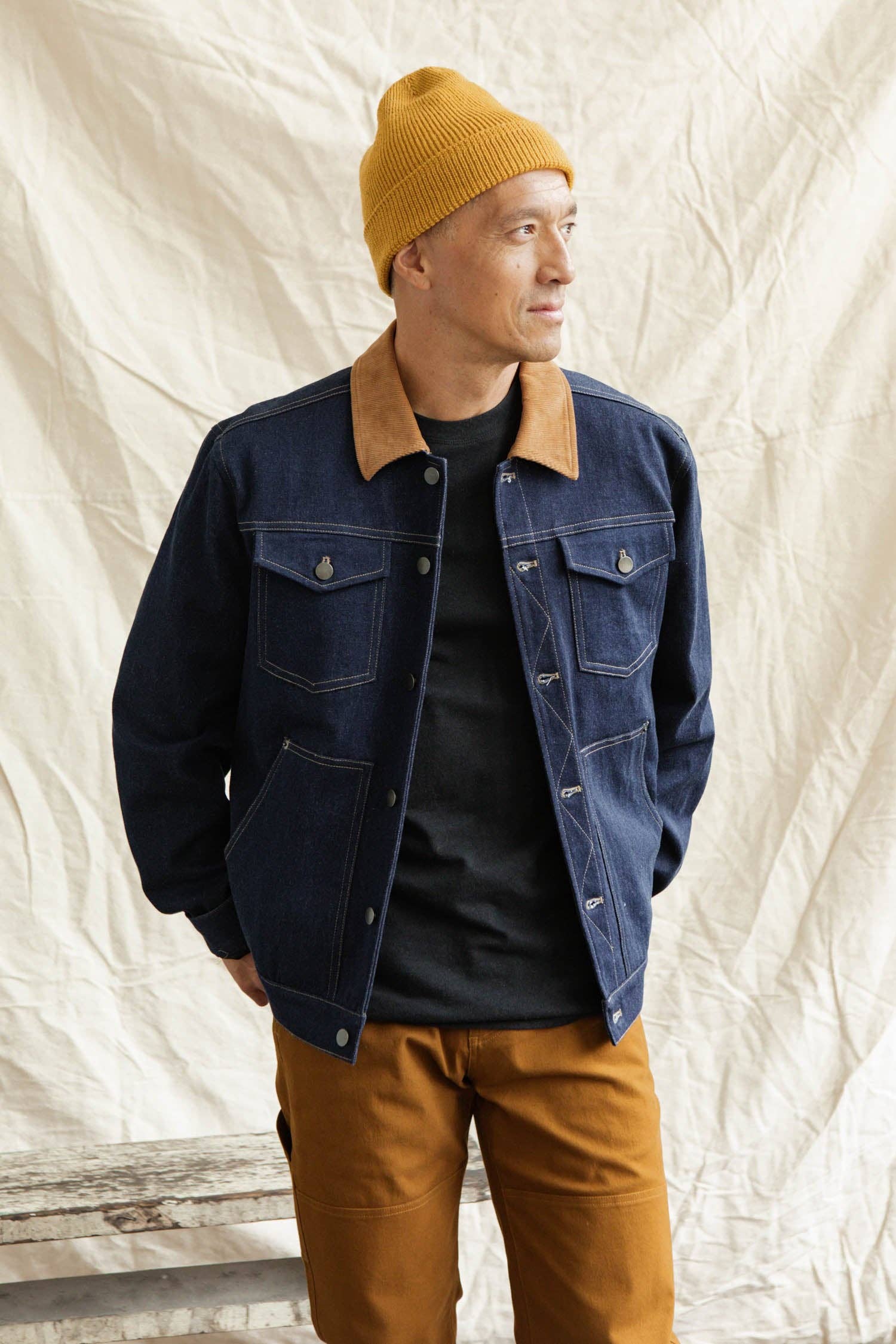 Giacca trucker in denim scuro con colletto a contrasto