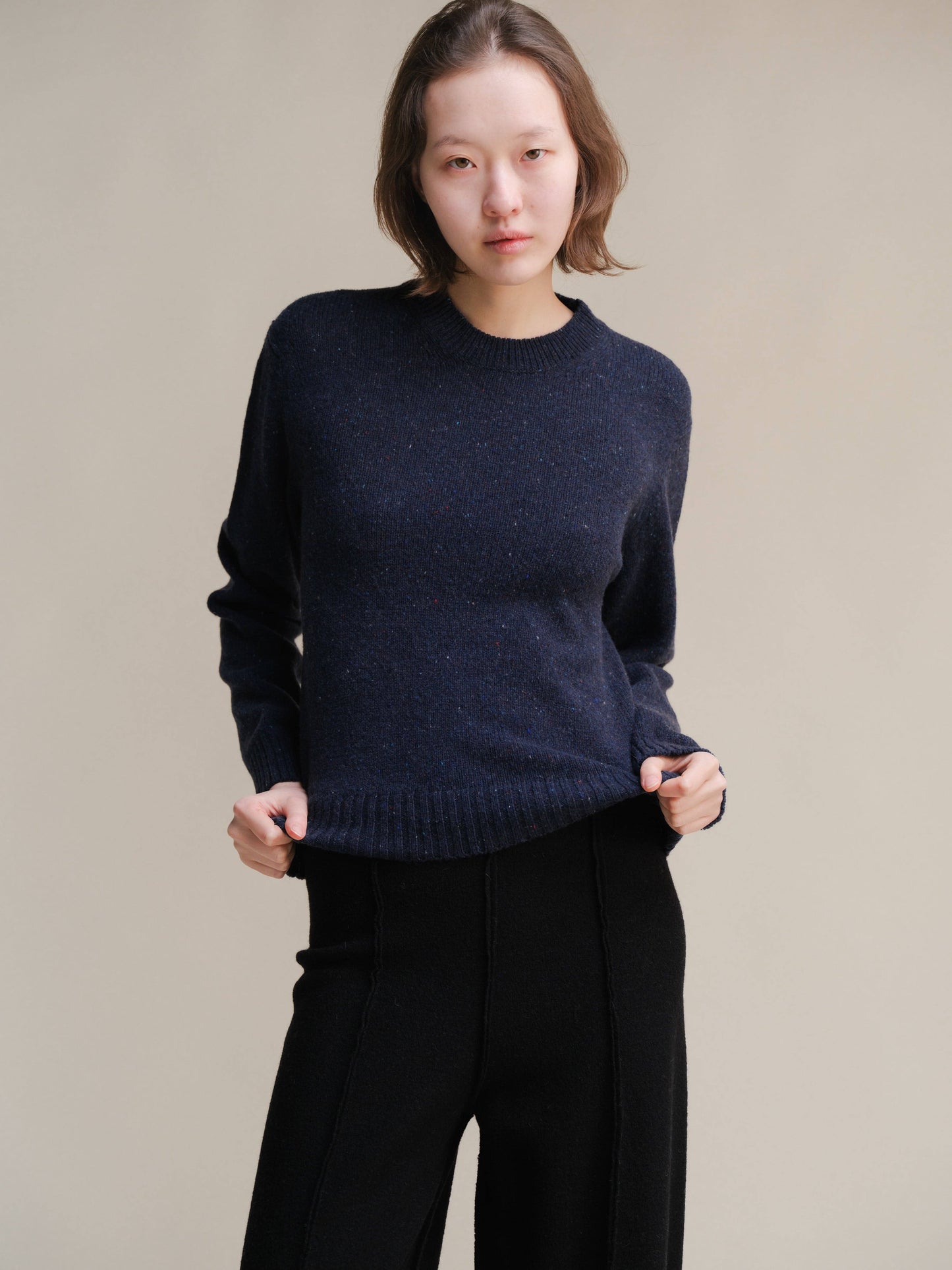 Maglione girocollo in tweed cropped in lana riciclata