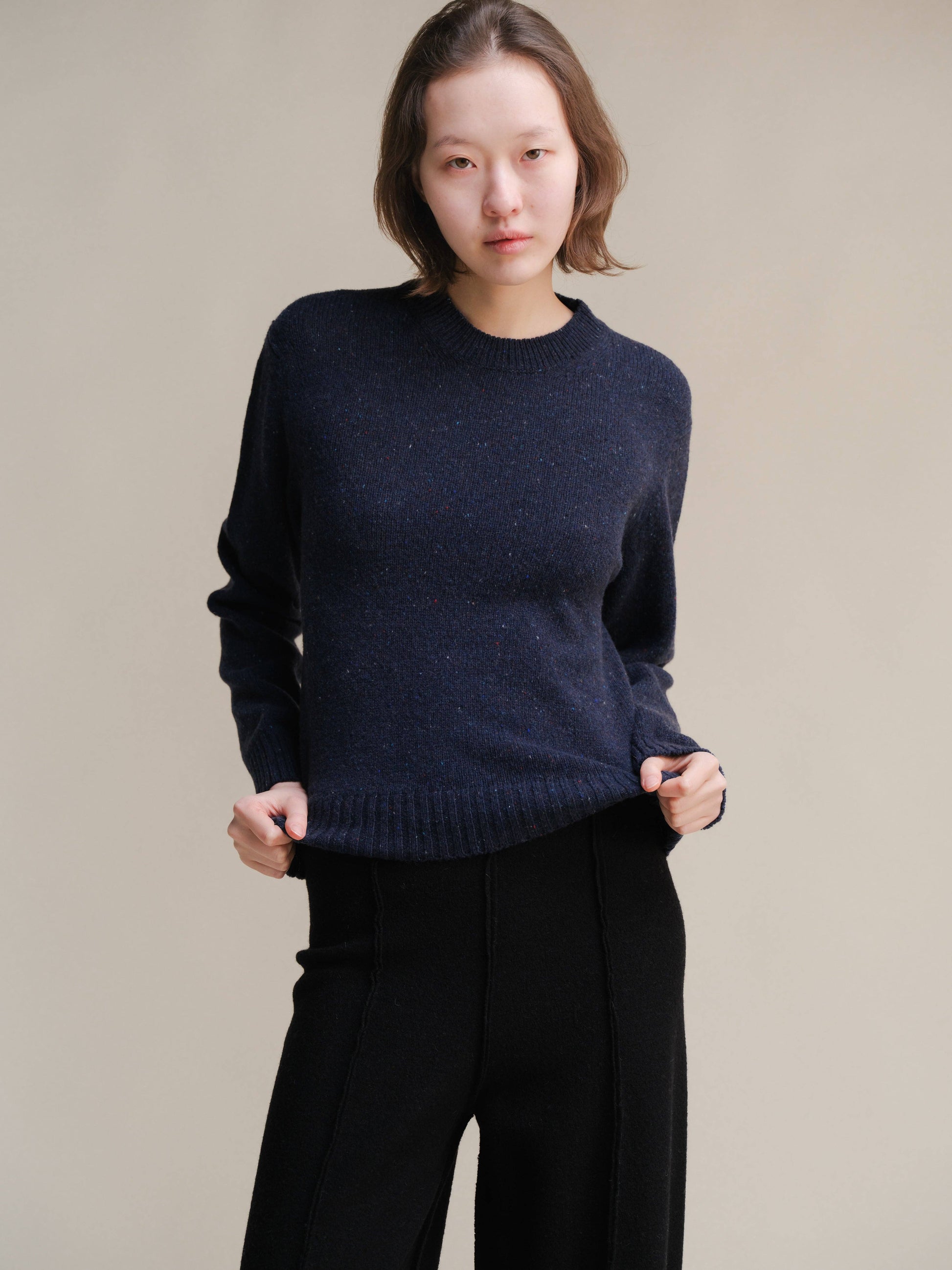 Maglione girocollo in tweed cropped in lana riciclata