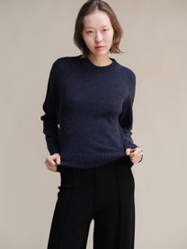 Maglione girocollo in tweed cropped in lana riciclata