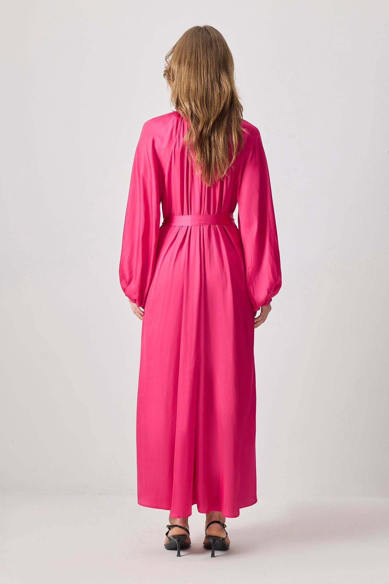 Abito lungo in raso fucsia con cintura