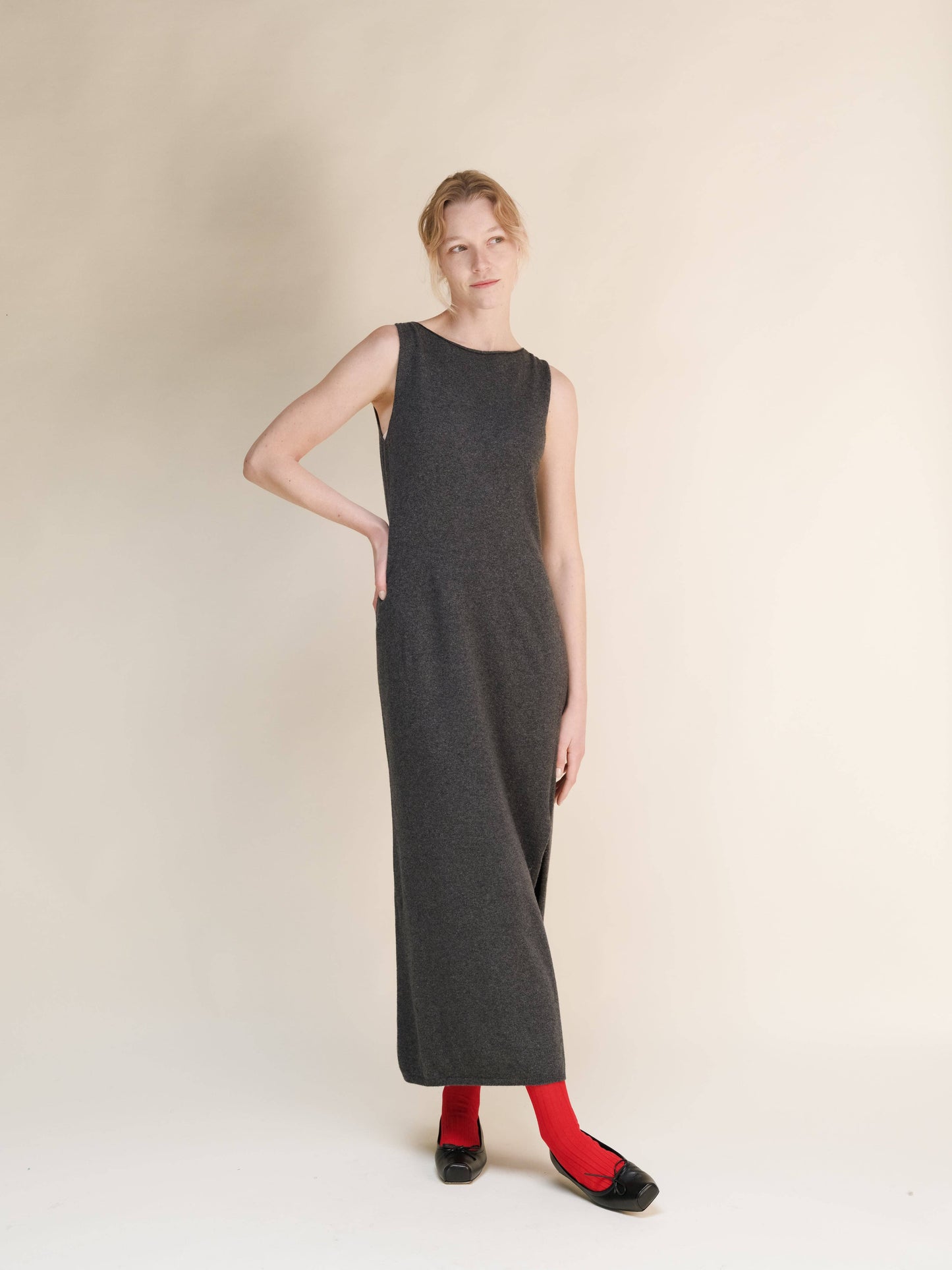 Abito lungo in misto cashmere senza maniche con scollo a barca